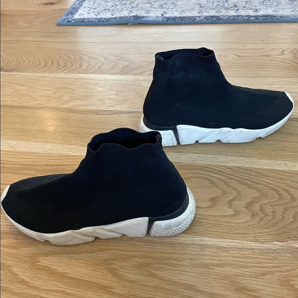 Sock shoes